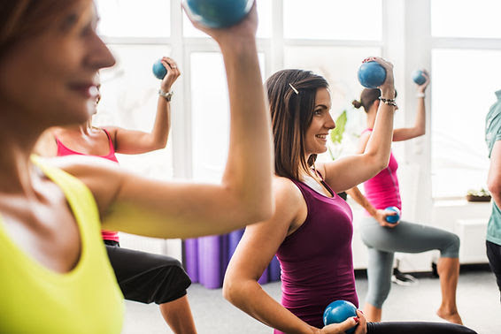 mulheres fazendo musculação